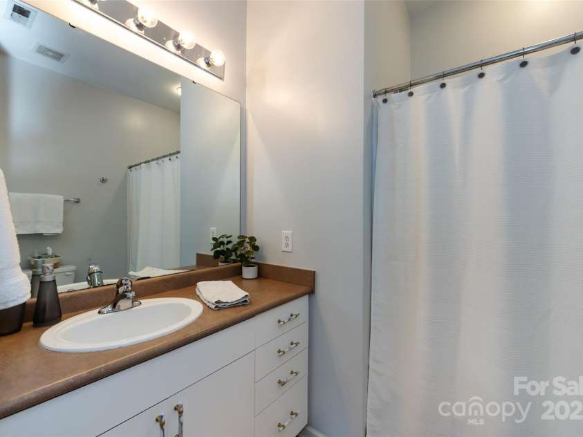 432 Worthington Avenue, Charlotte, NC 28203.  MLS# CAR4272365, YatesRealty ID 21376. 