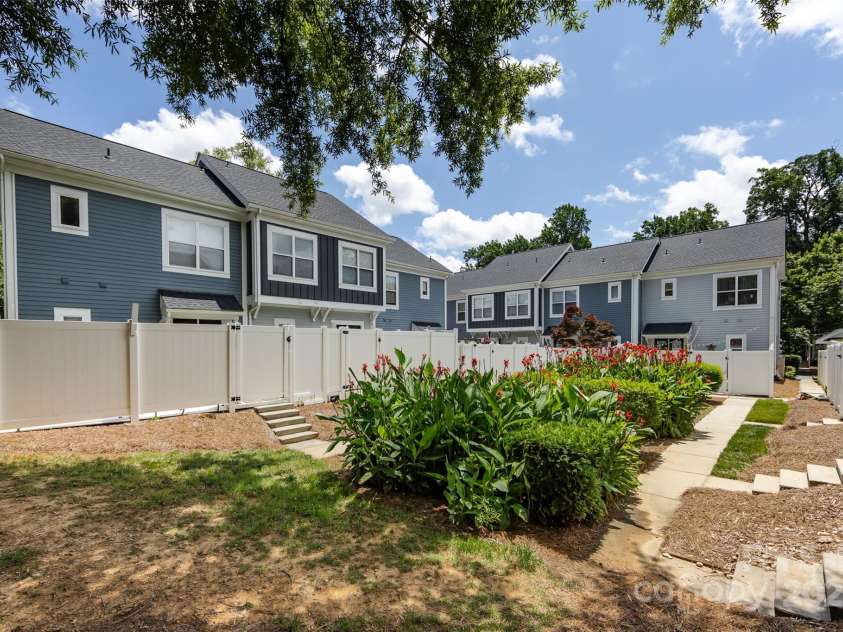 432 Worthington Avenue, Charlotte, NC 28203.  MLS# CAR4272365, YatesRealty ID 21376. 