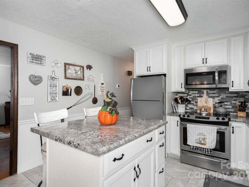 3220 Sawmill Road, Hickory Grove, SC 29717.  MLS# CAR4119221, YatesRealty ID 2138. Kitchen w/Island