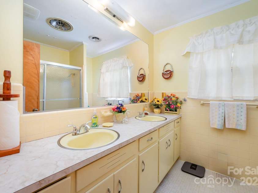 812 Clinton Avenue, Lancaster, SC 29720.  MLS# CAR4253228, YatesRealty ID 21380. 