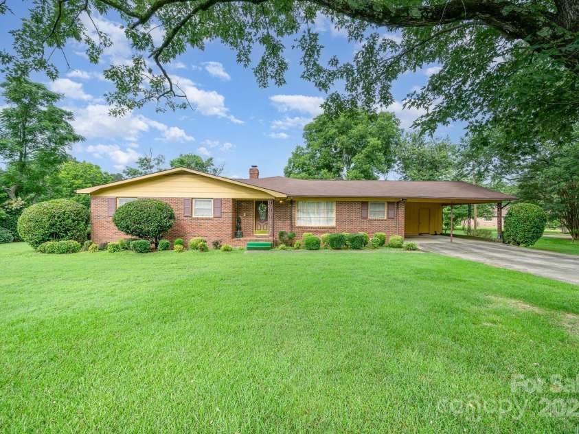 812 Clinton Avenue, Lancaster, SC 29720.  MLS# CAR4253228, YatesRealty ID 21380. 