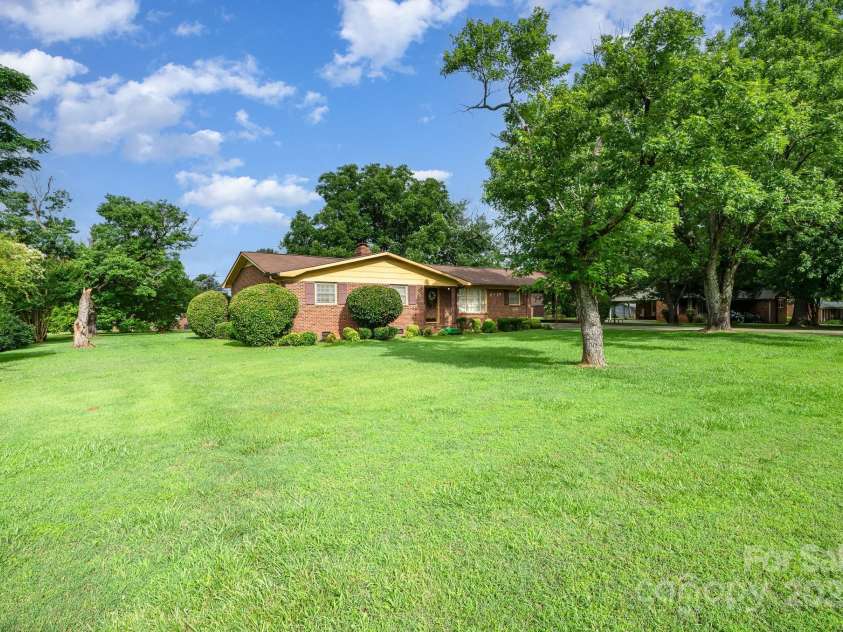 812 Clinton Avenue, Lancaster, SC 29720.  MLS# CAR4253228, YatesRealty ID 21380. 