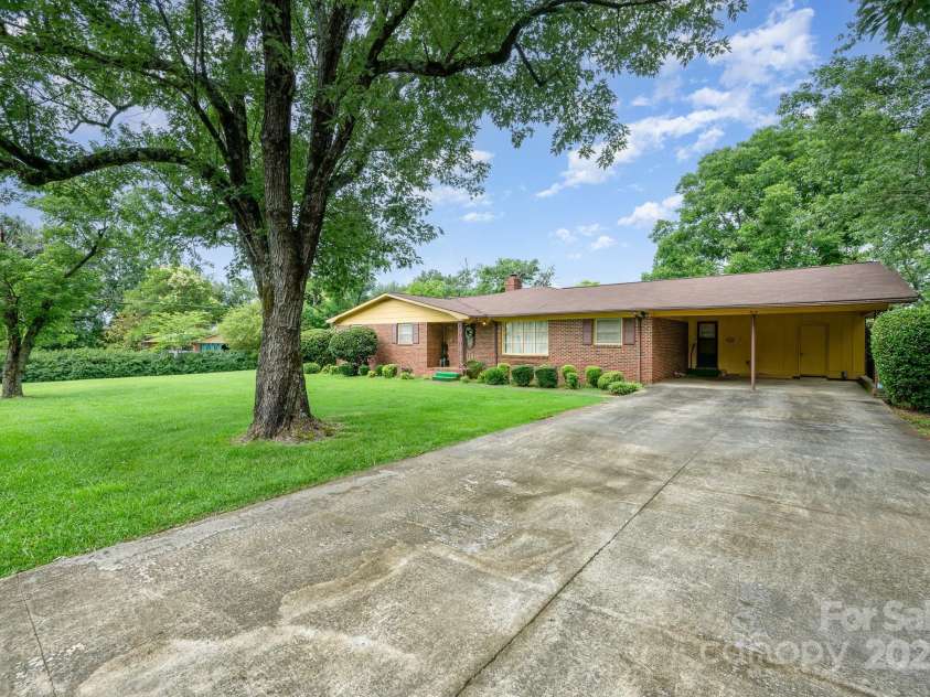 812 Clinton Avenue, Lancaster, SC 29720.  MLS# CAR4253228, YatesRealty ID 21380. 