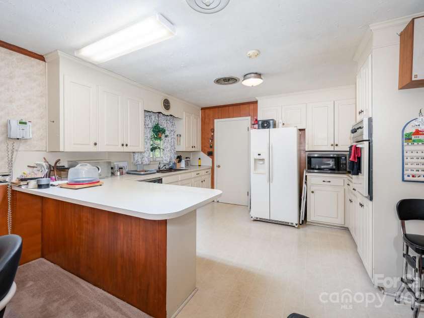 812 Clinton Avenue, Lancaster, SC 29720.  MLS# CAR4253228, YatesRealty ID 21380. 