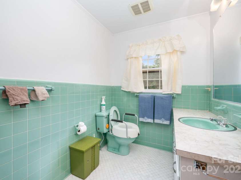 812 Clinton Avenue, Lancaster, SC 29720.  MLS# CAR4253228, YatesRealty ID 21380. 