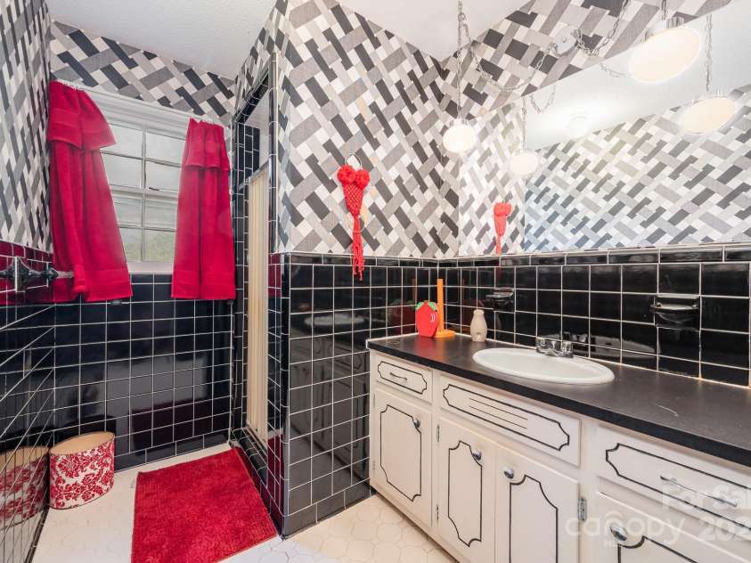 812 Clinton Avenue, Lancaster, SC 29720.  MLS# CAR4253228, YatesRealty ID 21380. 