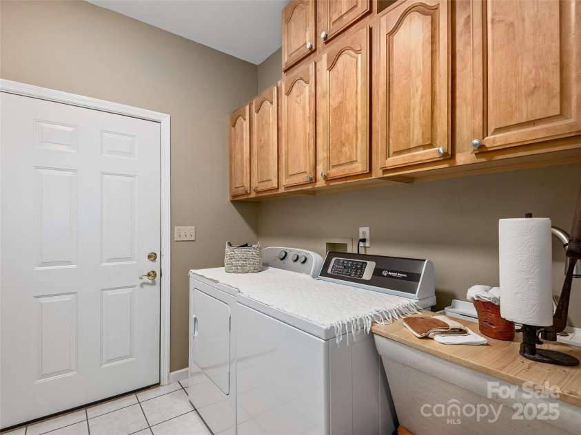 306 Croydon Drive, Hendersonville, NC 28791.  MLS# CAR4267437, YatesRealty ID 21382. 