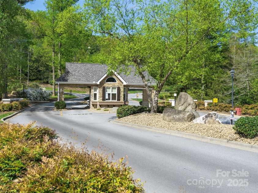 306 Croydon Drive, Hendersonville, NC 28791.  MLS# CAR4267437, YatesRealty ID 21382. 