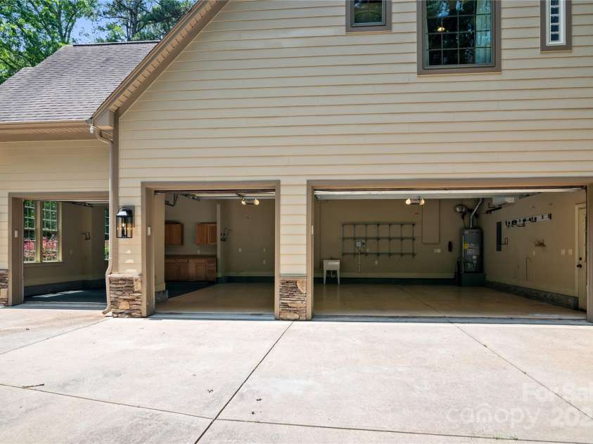 14130 Lea Point Court, Huntersville, NC 28078.  MLS# CAR4247240, YatesRealty ID 21385. Best part of the house - oversized 4 car garage.
