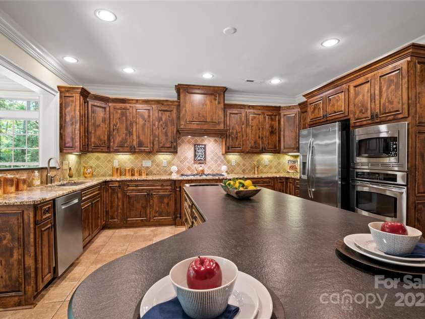 14130 Lea Point Court, Huntersville, NC 28078.  MLS# CAR4247240, YatesRealty ID 21385. There are actually 2 ovens, a 5 burner gas cooktop and all stainless steel appliances.