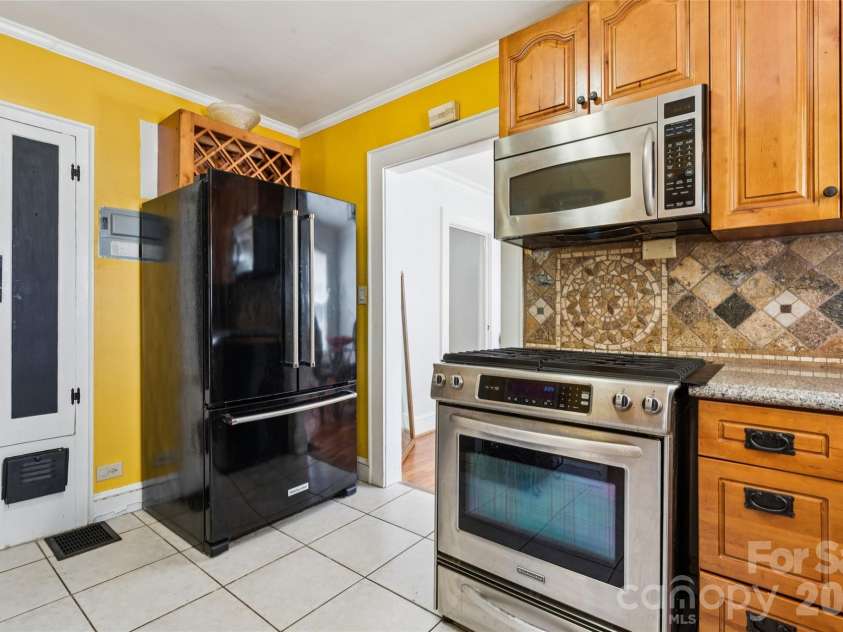 2224 Dundeen Street, Charlotte, NC 28216.  MLS# CAR4376633, YatesRealty ID 21389. 