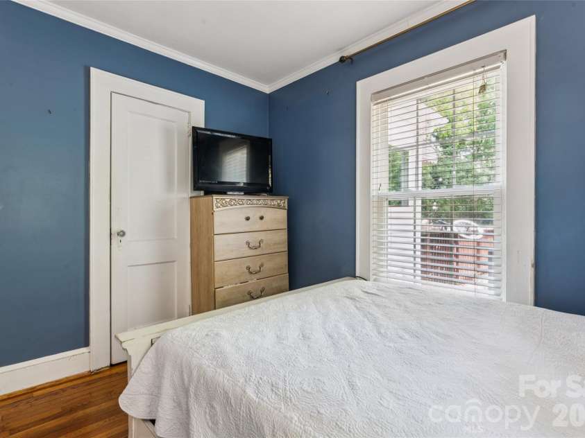 2224 Dundeen Street, Charlotte, NC 28216.  MLS# CAR4376633, YatesRealty ID 21389. 