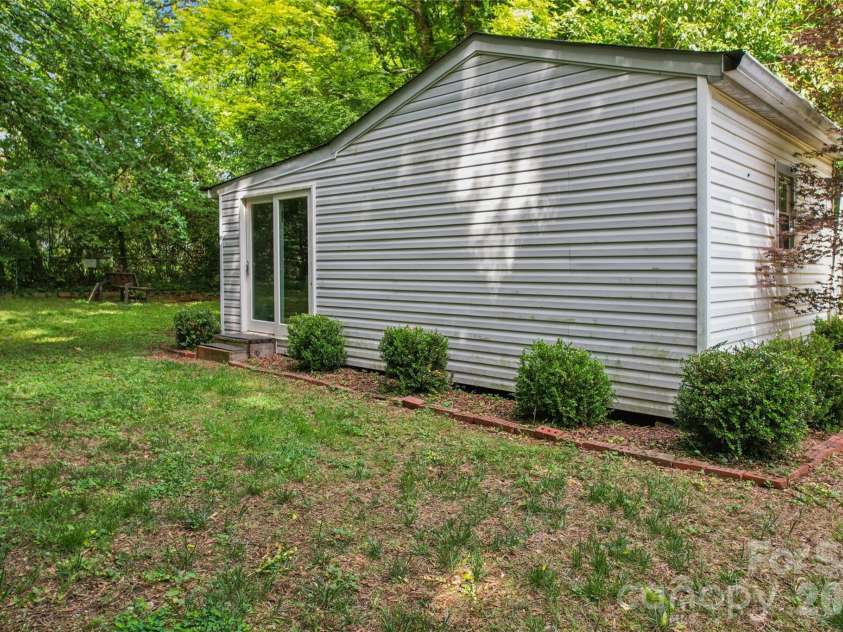 2224 Dundeen Street, Charlotte, NC 28216.  MLS# CAR4376633, YatesRealty ID 21389. 