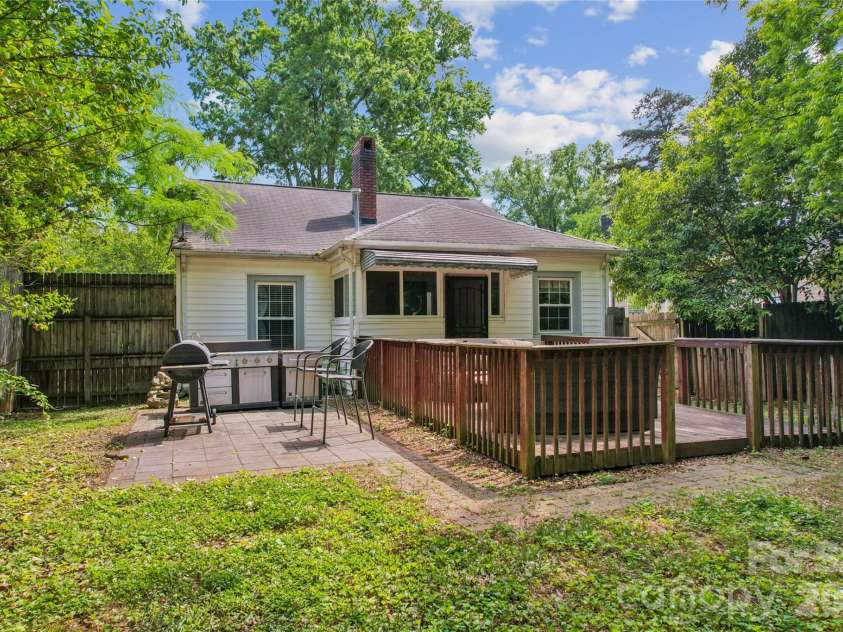 2224 Dundeen Street, Charlotte, NC 28216.  MLS# CAR4376633, YatesRealty ID 21389. 