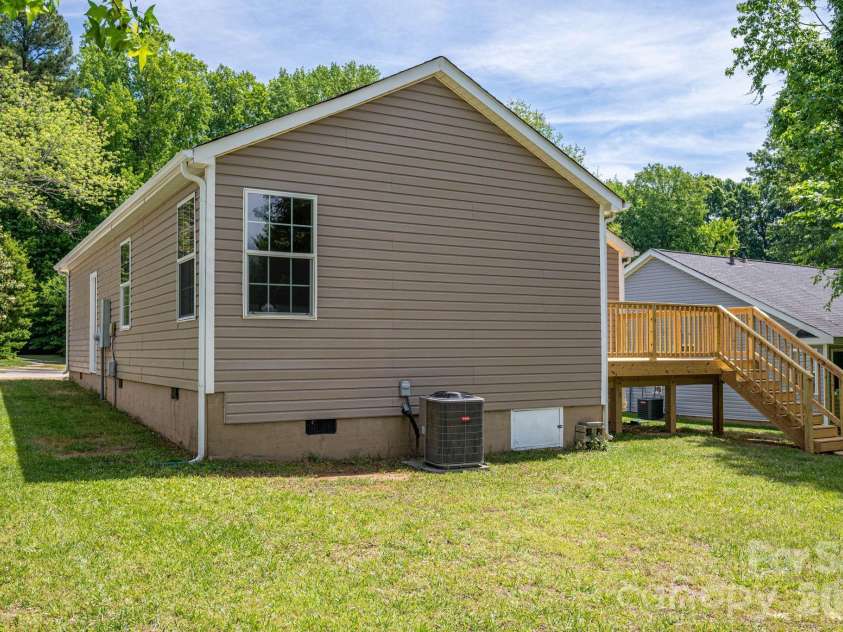 3119 Mintleaf Drive, Charlotte, NC 28269.  MLS# CAR4381665, YatesRealty ID 21390. 