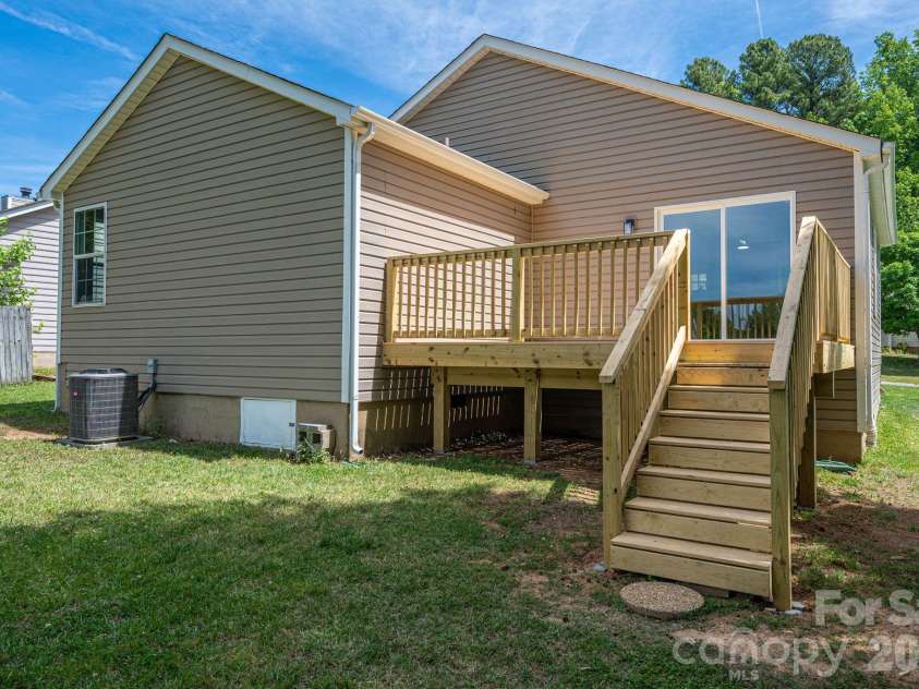 3119 Mintleaf Drive, Charlotte, NC 28269.  MLS# CAR4381665, YatesRealty ID 21390. 