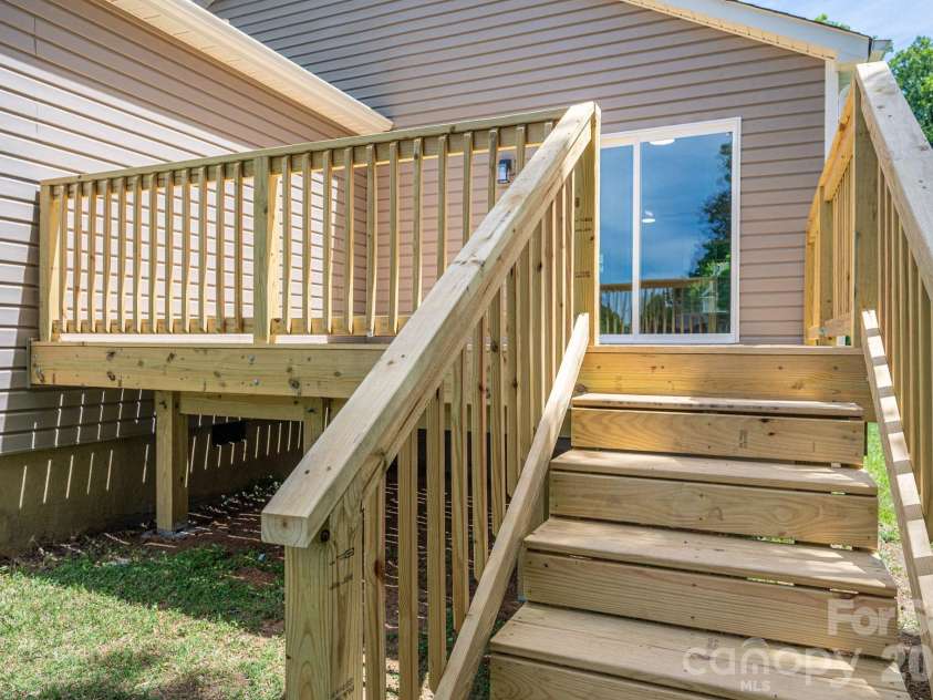 3119 Mintleaf Drive, Charlotte, NC 28269.  MLS# CAR4381665, YatesRealty ID 21390. 