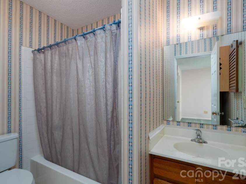10969 Carmel Crossing Road, Charlotte, NC 28226.  MLS# CAR4378876, YatesRealty ID 21391. 2nd Primary BR - Full Bath
