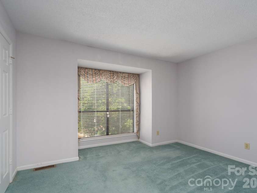 10969 Carmel Crossing Road, Charlotte, NC 28226.  MLS# CAR4378876, YatesRealty ID 21391. 2nd Primary BR - Upstairs