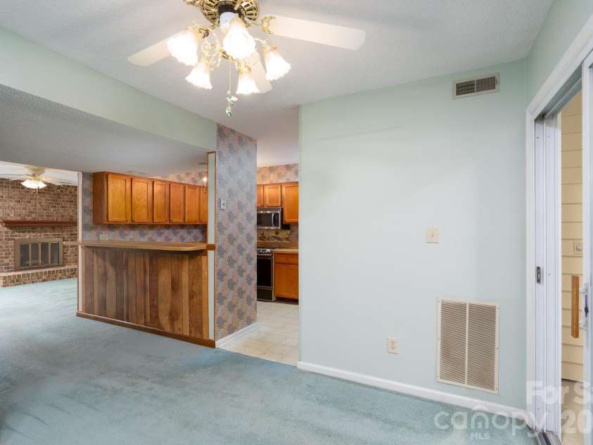 10969 Carmel Crossing Road, Charlotte, NC 28226.  MLS# CAR4378876, YatesRealty ID 21391. Dining / Kitchen Area