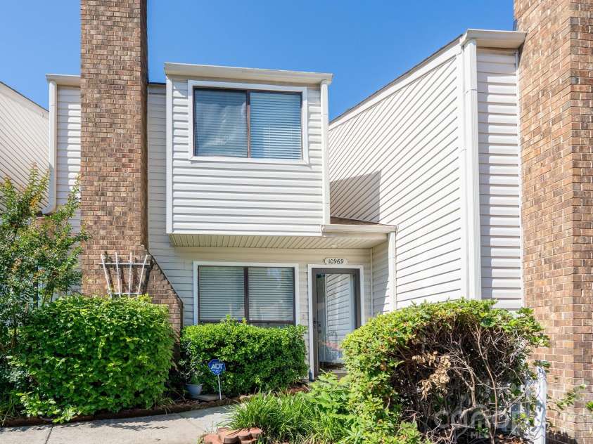 10969 Carmel Crossing Road, Charlotte, NC 28226.  MLS# CAR4378876, YatesRealty ID 21391. Front View