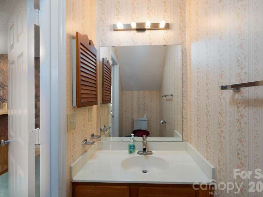 10969 Carmel Crossing Road, Charlotte, NC 28226.  MLS# CAR4378876, YatesRealty ID 21391. Half Bath