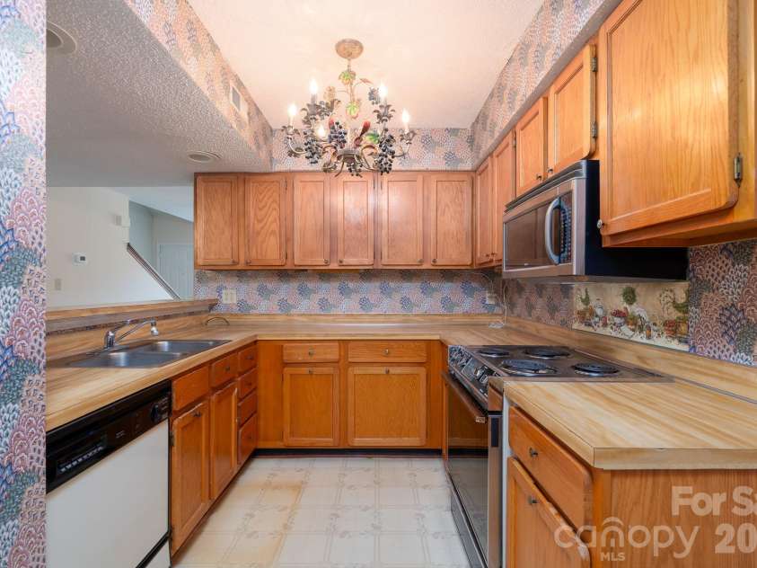 10969 Carmel Crossing Road, Charlotte, NC 28226.  MLS# CAR4378876, YatesRealty ID 21391. Kitchen