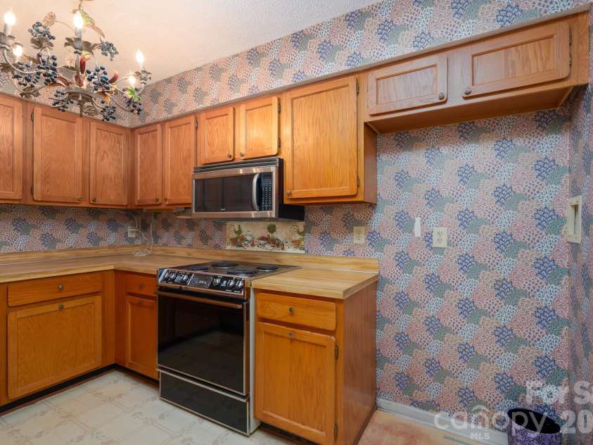 10969 Carmel Crossing Road, Charlotte, NC 28226.  MLS# CAR4378876, YatesRealty ID 21391. Kitchen