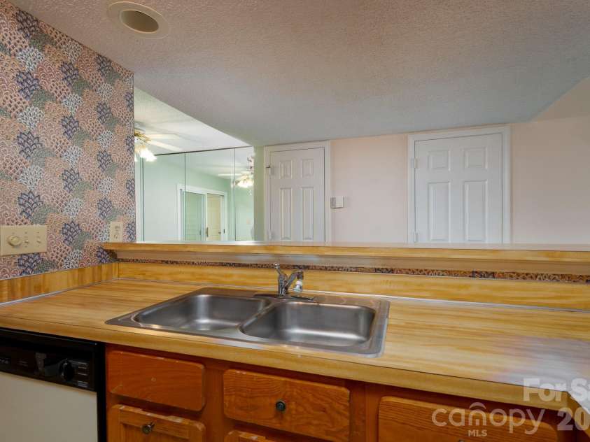 10969 Carmel Crossing Road, Charlotte, NC 28226.  MLS# CAR4378876, YatesRealty ID 21391. Kitchen