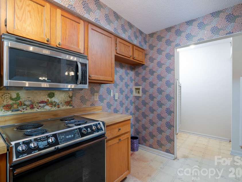 10969 Carmel Crossing Road, Charlotte, NC 28226.  MLS# CAR4378876, YatesRealty ID 21391. Kitchen