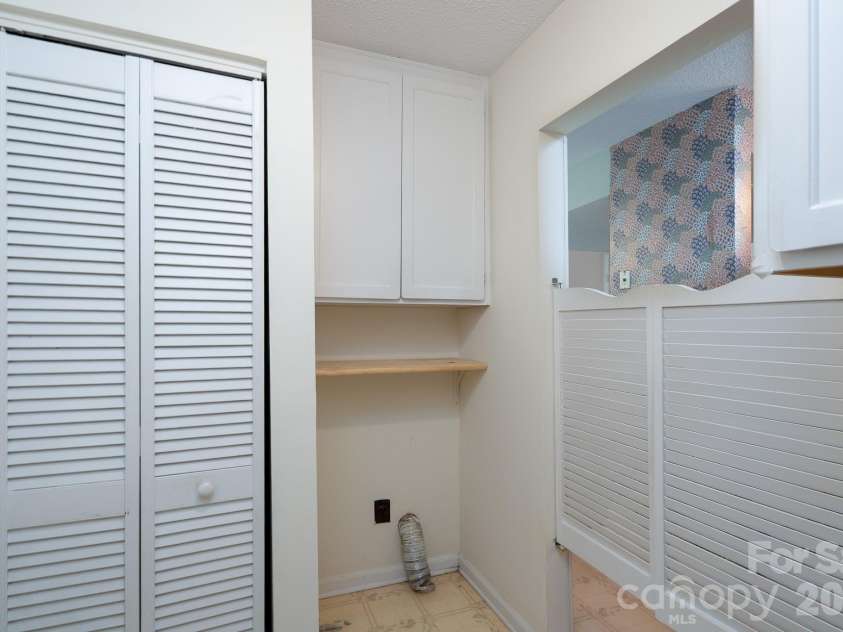 10969 Carmel Crossing Road, Charlotte, NC 28226.  MLS# CAR4378876, YatesRealty ID 21391. Laundry / Storage -Adjacent to Kitchen