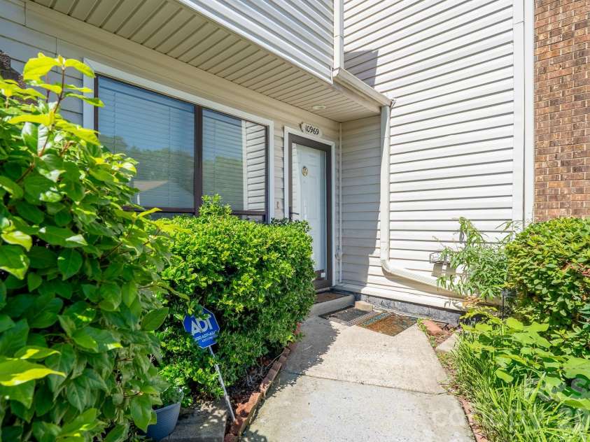 10969 Carmel Crossing Road, Charlotte, NC 28226.  MLS# CAR4378876, YatesRealty ID 21391. Walk to Front Door