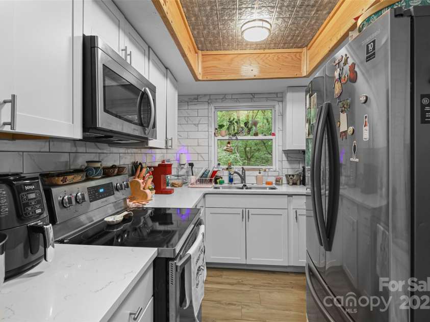 659 Salisbury Road, Hendersonville, NC 28792.  MLS# CAR4260201, YatesRealty ID 21391. 