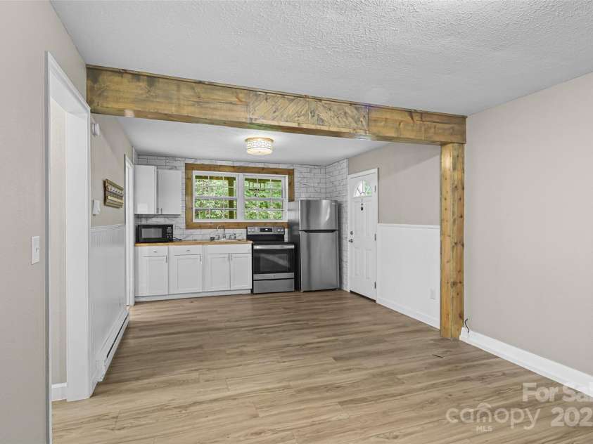 659 Salisbury Road, Hendersonville, NC 28792.  MLS# CAR4260201, YatesRealty ID 21391. 