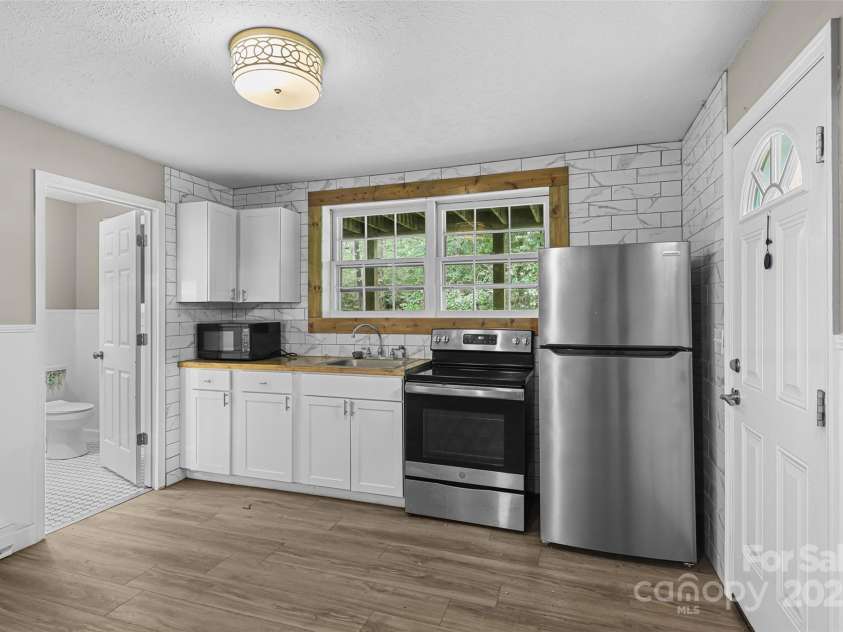 659 Salisbury Road, Hendersonville, NC 28792.  MLS# CAR4260201, YatesRealty ID 21391. 