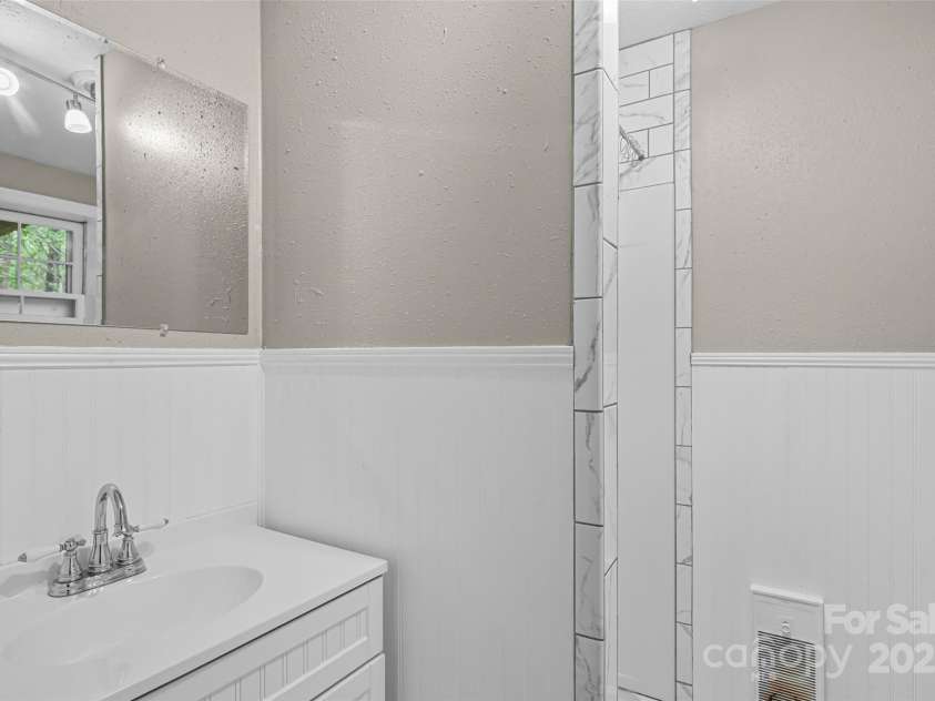 659 Salisbury Road, Hendersonville, NC 28792.  MLS# CAR4260201, YatesRealty ID 21391. 