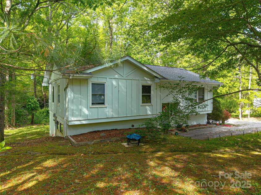 659 Salisbury Road, Hendersonville, NC 28792.  MLS# CAR4260201, YatesRealty ID 21391. 