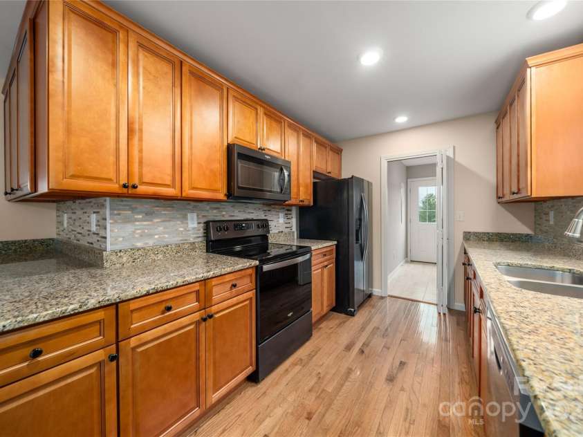 105 Bluebell Ridge Lane, Weaverville, NC 28787.  MLS# CAR4303351, YatesRealty ID 21393. Granite counters, stainless appliances