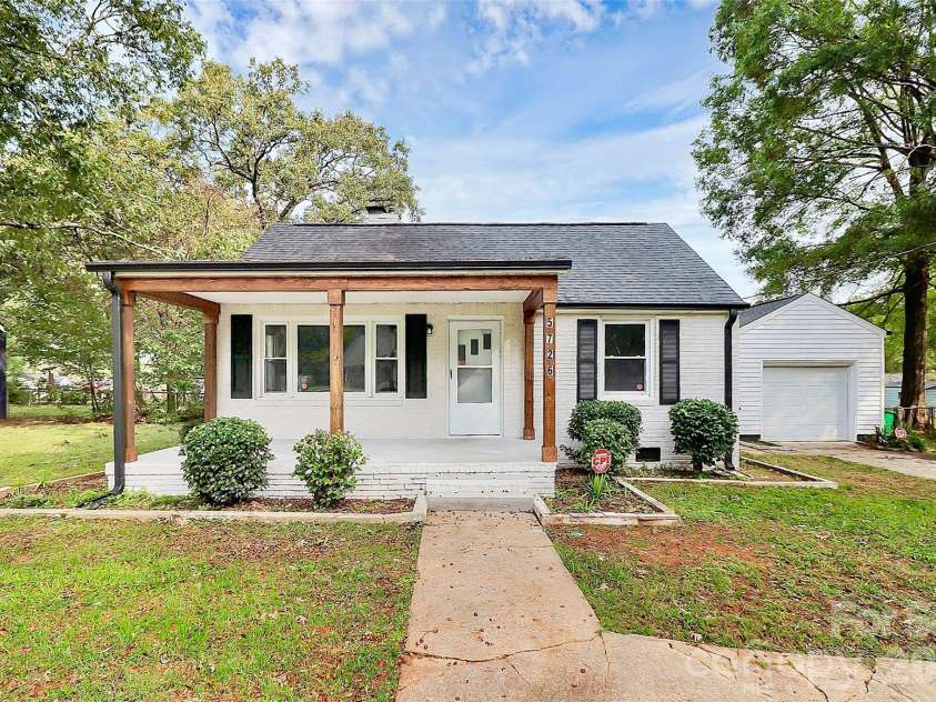 5726 Oak Drive, Charlotte, NC 28216.  MLS# CAR4381646, YatesRealty ID 21393. 