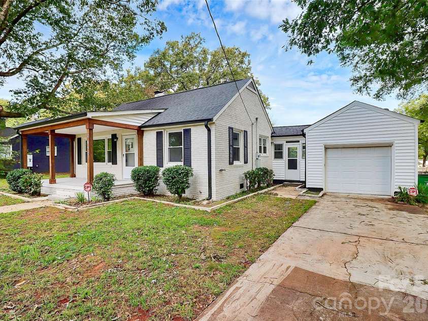 5726 Oak Drive, Charlotte, NC 28216.  MLS# CAR4381646, YatesRealty ID 21393. 