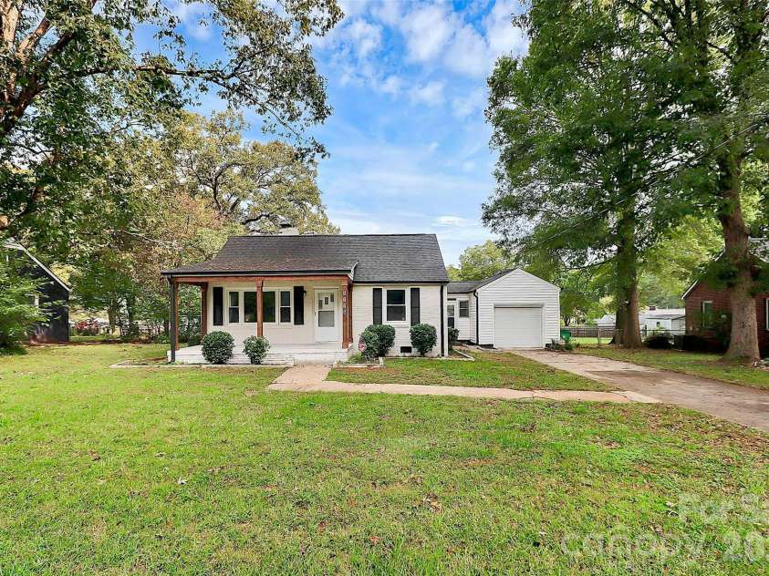 5726 Oak Drive, Charlotte, NC 28216.  MLS# CAR4381646, YatesRealty ID 21393. 