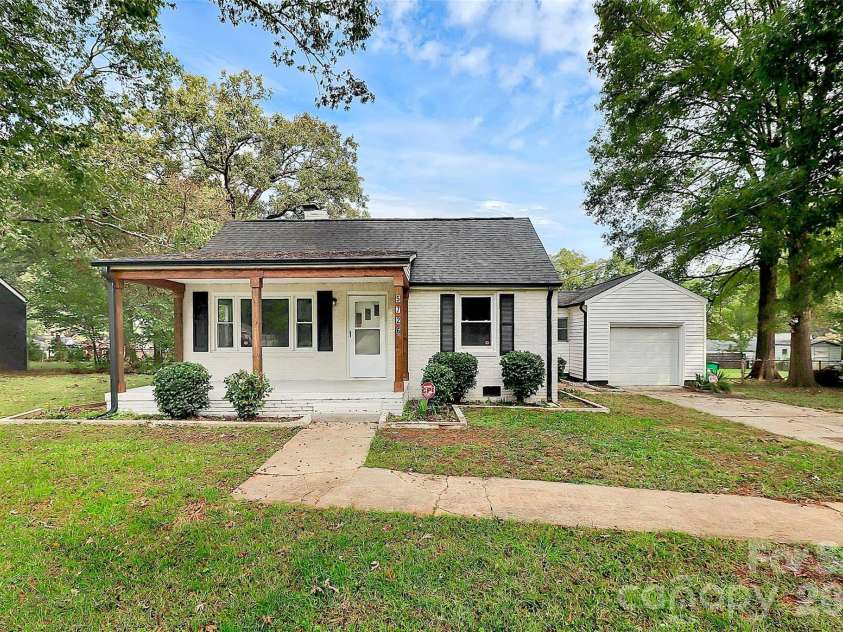 5726 Oak Drive, Charlotte, NC 28216.  MLS# CAR4381646, YatesRealty ID 21393. 