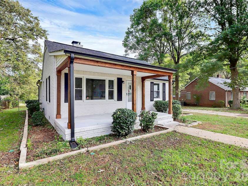5726 Oak Drive, Charlotte, NC 28216.  MLS# CAR4381646, YatesRealty ID 21393. 