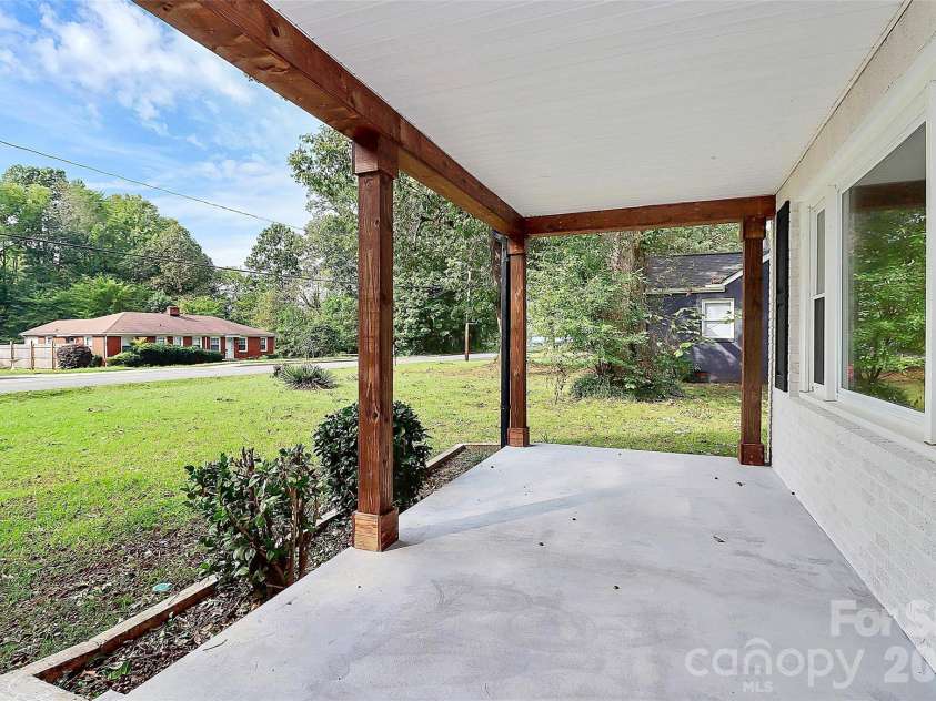 5726 Oak Drive, Charlotte, NC 28216.  MLS# CAR4381646, YatesRealty ID 21393. 
