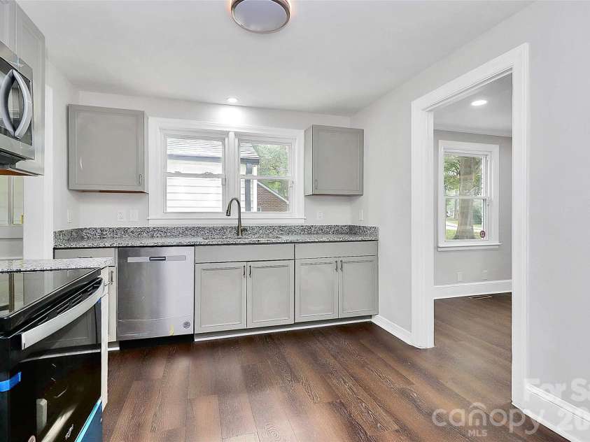 5726 Oak Drive, Charlotte, NC 28216.  MLS# CAR4381646, YatesRealty ID 21393. 