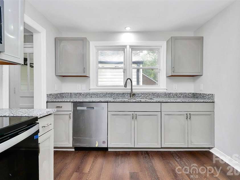 5726 Oak Drive, Charlotte, NC 28216.  MLS# CAR4381646, YatesRealty ID 21393. 