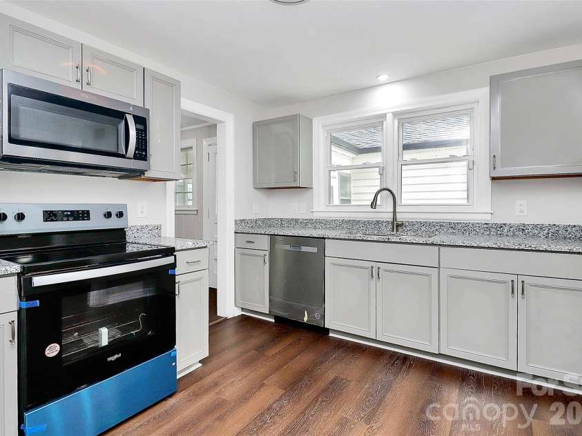 5726 Oak Drive, Charlotte, NC 28216.  MLS# CAR4381646, YatesRealty ID 21393. 