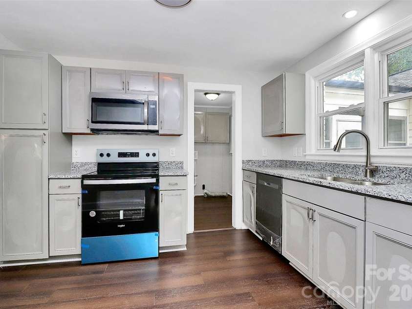 5726 Oak Drive, Charlotte, NC 28216.  MLS# CAR4381646, YatesRealty ID 21393. 