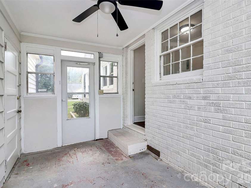 5726 Oak Drive, Charlotte, NC 28216.  MLS# CAR4381646, YatesRealty ID 21393. 