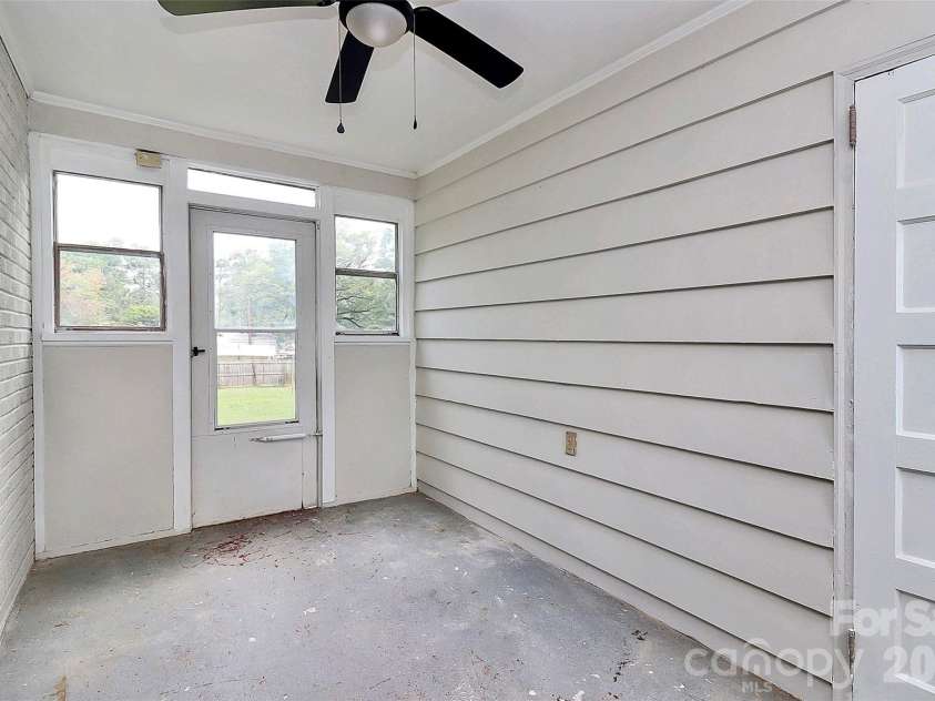 5726 Oak Drive, Charlotte, NC 28216.  MLS# CAR4381646, YatesRealty ID 21393. 